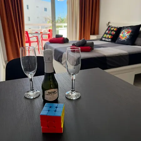 Rubik's Studio, Lovely Americas Lägenhet